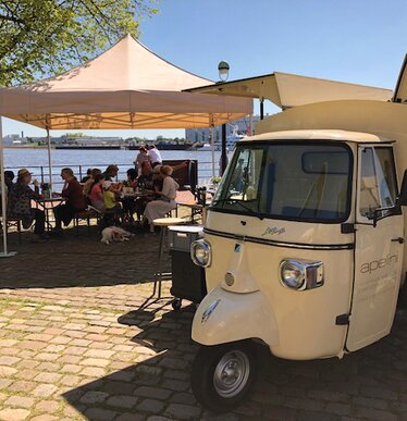 4x4m Faltpavillon in der Farbe Ecru als Street-Food Zelt im Einsatz mit 